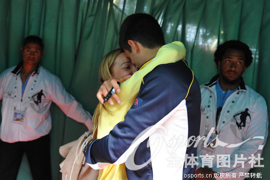 德约科维奇与女友相拥庆祝胜利