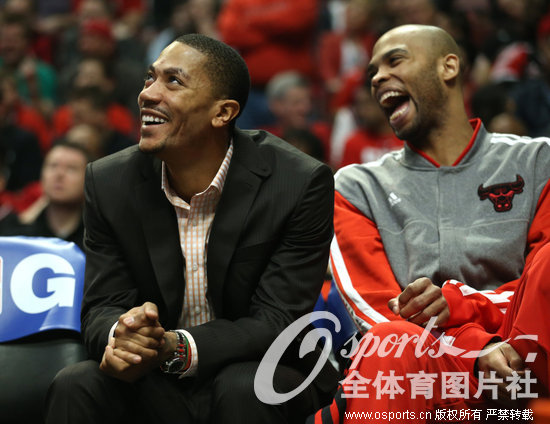 组图:公牛三加时险胜篮网内特险与对手发生斗