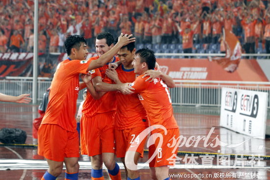 组图:中超联赛第11轮 山东鲁能4 1胜武汉卓尔