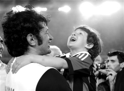 众米兰名宿参加卡拉泽告别赛 前绿茵铁卫变身