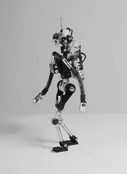 废旧电子元件制成玩具机器人
