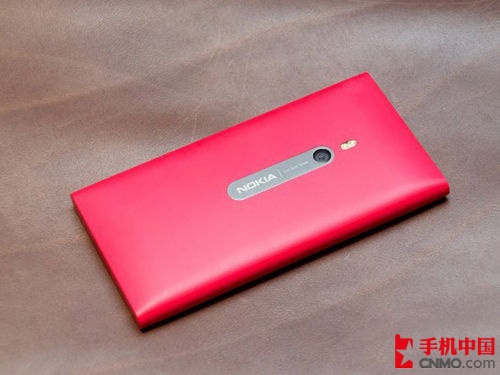 诺基亚Lumia 800 背面图