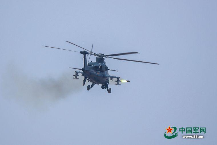 　　武装直升机实弹射击瞬间。