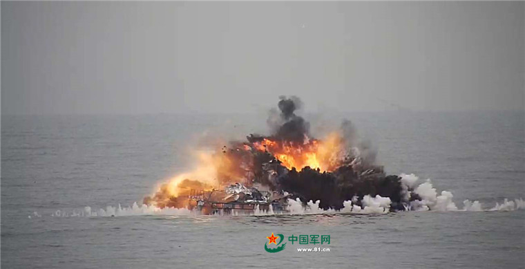 某型战机精准命中靶标。