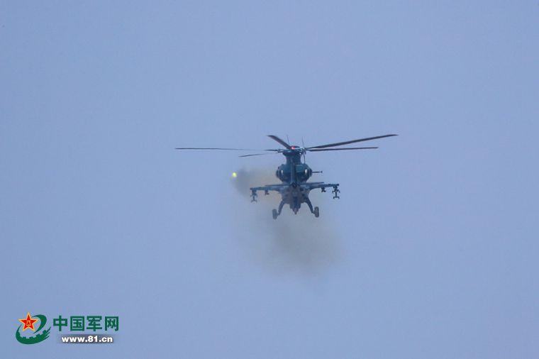 　　武装直升机实弹射击瞬间。