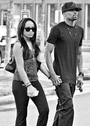 惠特尼-休斯顿女儿与其养子订婚 两人街头接吻