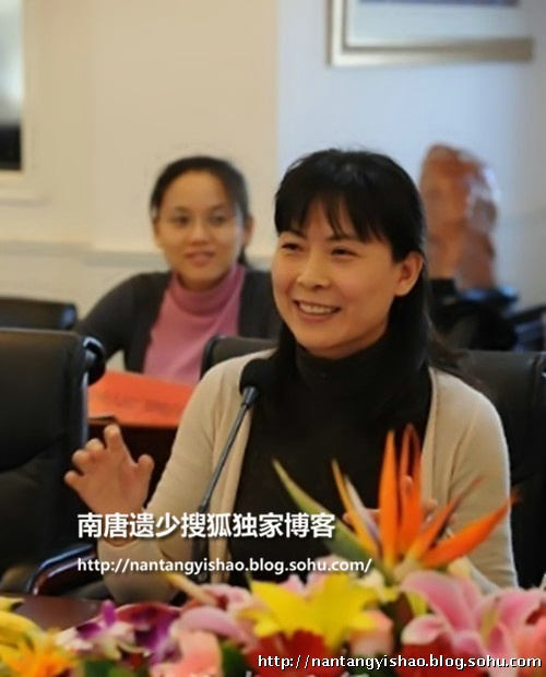 曝梁天妻子与20岁帅儿子私照 北大英语系高材生