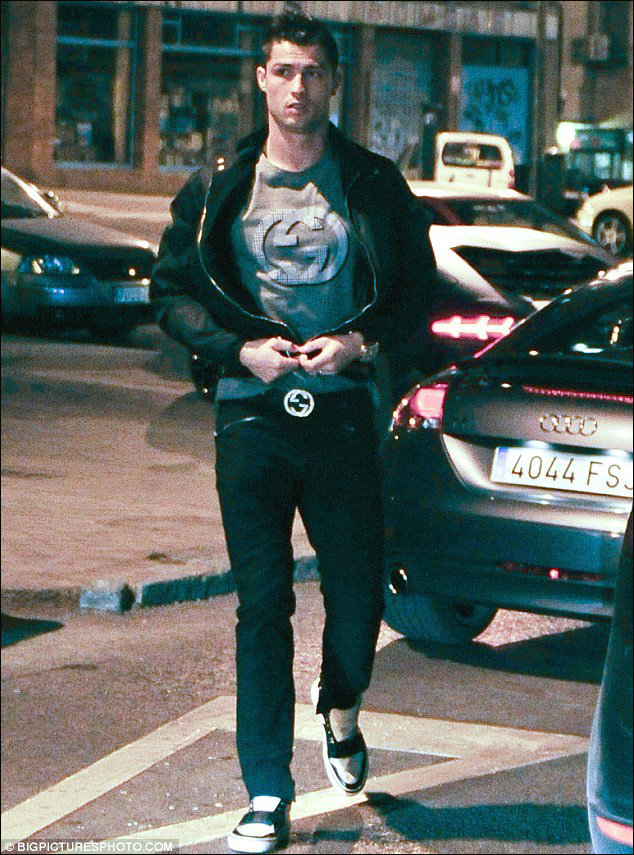 高清:c罗豪气购入20万兰博基尼 上路一个月就