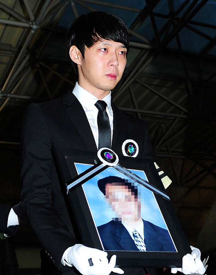 高清:朴有天父亲16日出殡 兄弟 JYJ金在中因休