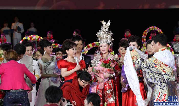 组图：李谷一泪洒舞台演唱会 毛阿敏曝往事 (8)