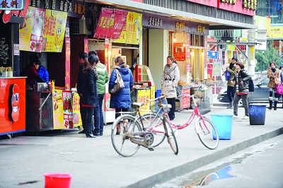 明瓦廊已经是餐饮示范街,环境好了不少.刘 浏摄