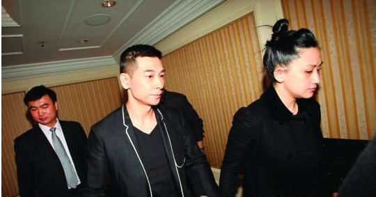 赵文卓与妻子张丹露携手出席发布会