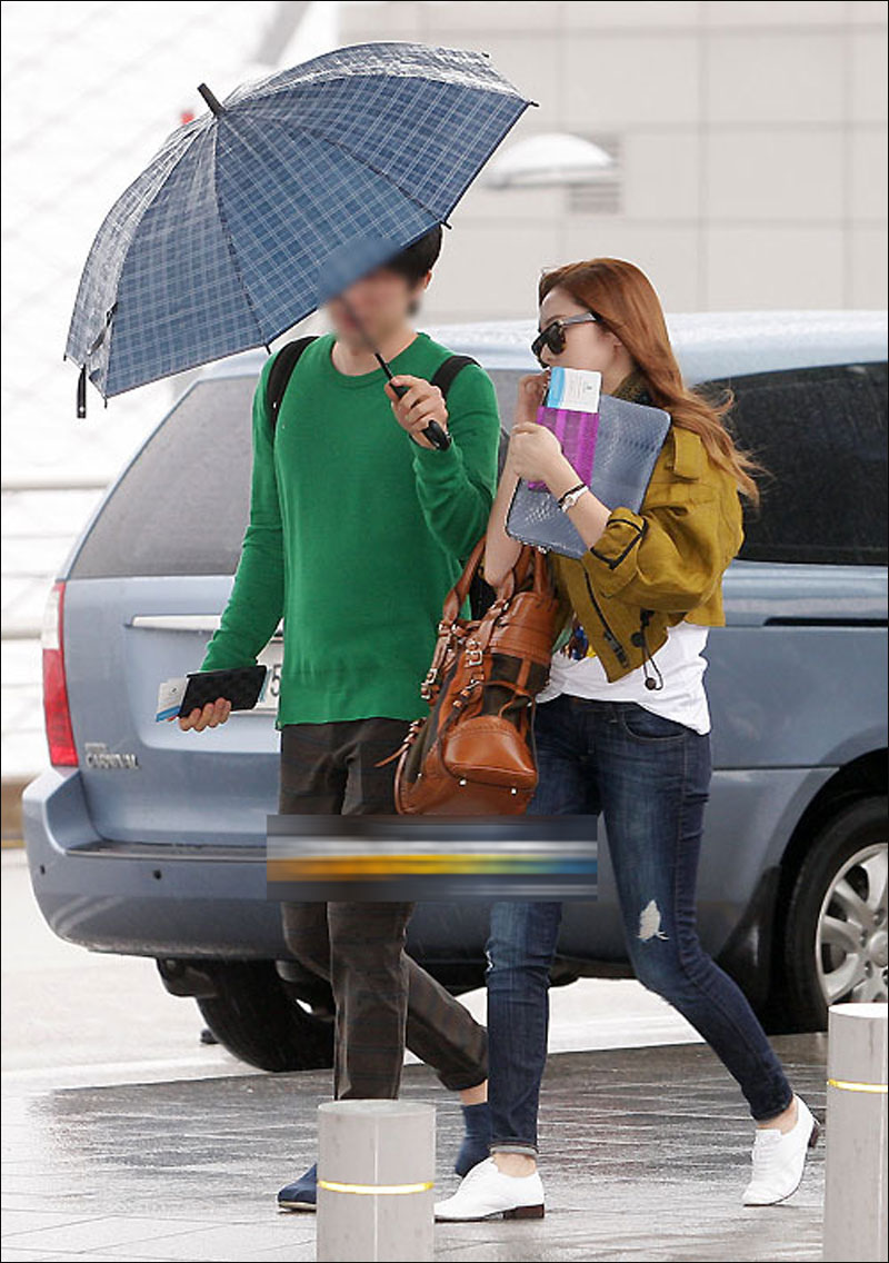 少女时代Jessica雨中手机不离手 经纪人撑伞护