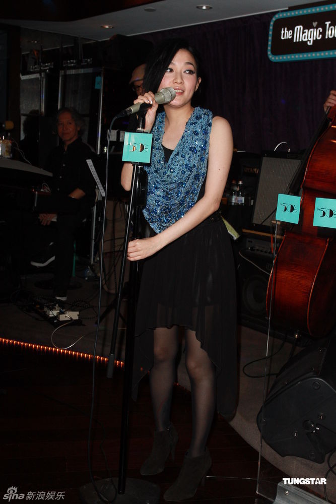 范晓萱携母亲办音乐会泪洒现场