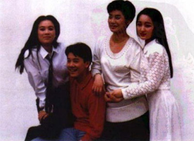 杨钰莹与那英,毛阿敏,蔡国庆合影 (资料图)
