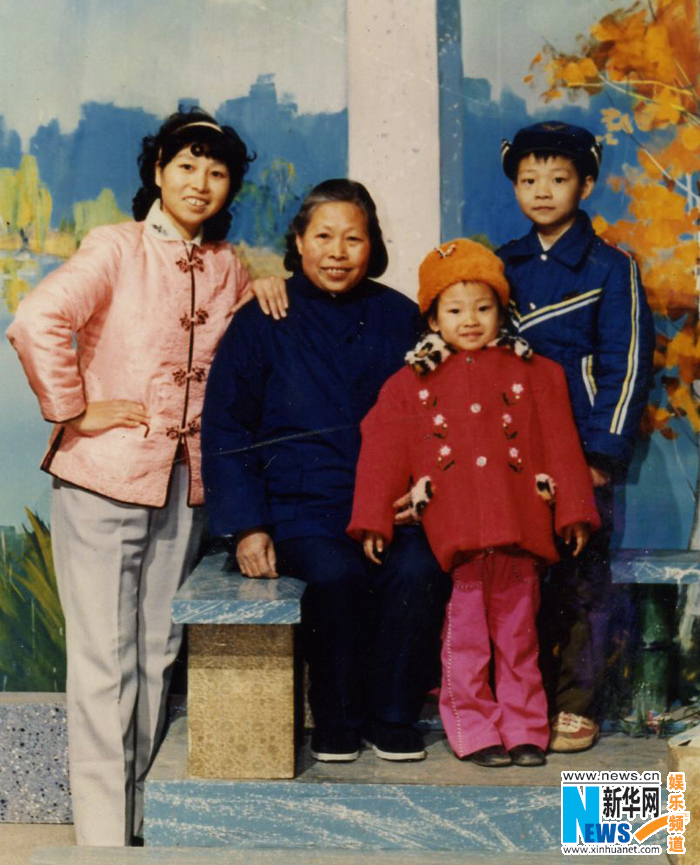 柳岩与外婆、妈妈、哥哥