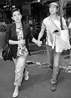 郑少秋为女儿郑欣宜庆生:25年来第一次 好开心