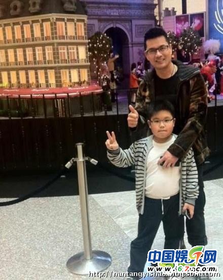 56岁吕良伟娇妻爱子私照 三婚妻子杨小娟背景惊人
