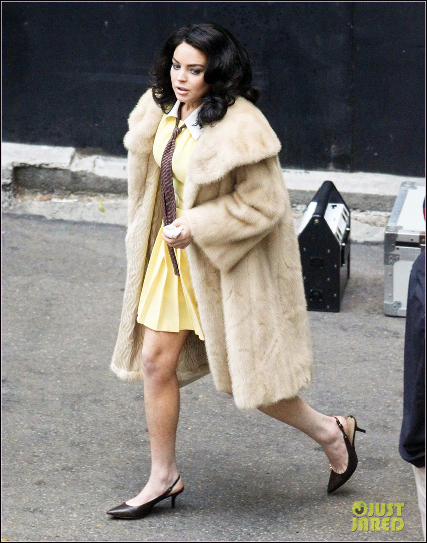 林赛片场不惧炎热 穿皮草大衣上阵 膝盖因车祸淤青_音乐频道_凤凰网