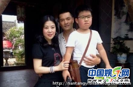 56岁吕良伟娇妻爱子私照 三婚妻子杨小娟背景惊人