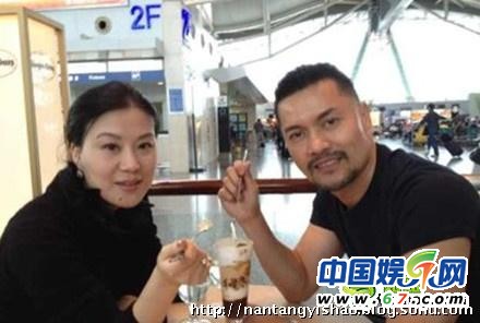 56岁吕良伟娇妻爱子私照三婚妻子杨小娟背景惊人