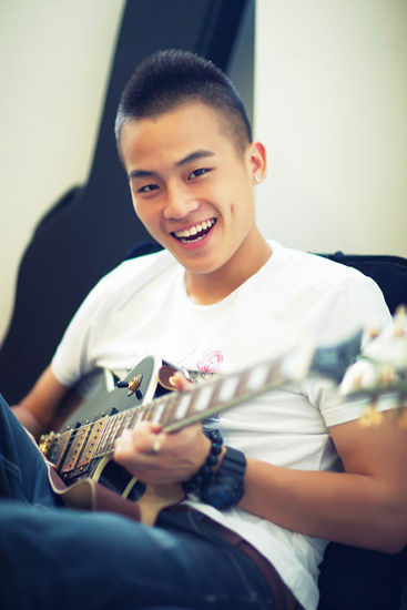 热血男儿欧豪《假动作》唱出刚韧深情(图)