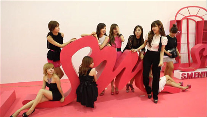 <em>少女时代</em>曝写真现场照 娇小Sunny长腿惹眼身材