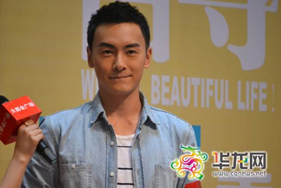 剪了短发的郑元畅出现