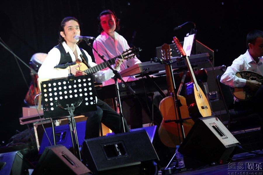 艾尔肯北京开唱秀吉他绝技 纪念出道十年