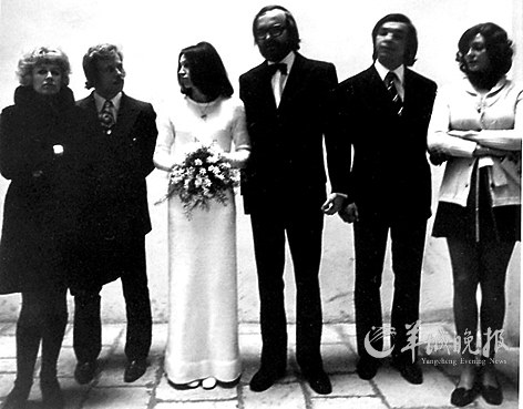 1974年，玛尔塔再婚。哈维尔夫妇（左两人）出席婚礼
