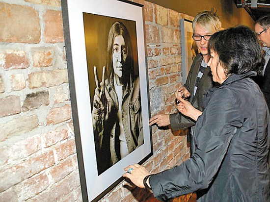 玛尔塔在约翰·列侬的照片上签名