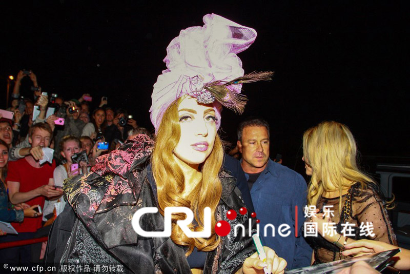Lady Gaga现身瑞典戴粉纱妆容似蜡像 遭大批粉丝围堵表情僵硬