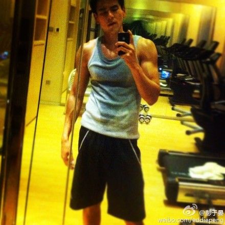 <em>微博</em>秀:<em>彭于晏</em>健身自拍秀壮硕身材_音乐频道_