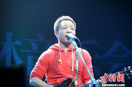 许巍在音乐节献唱了8首歌曲。韩璐摄