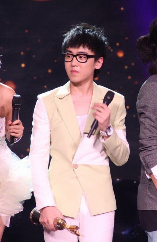 刘心《歌声传奇》蝉联冠军 与关喆李行亮组男