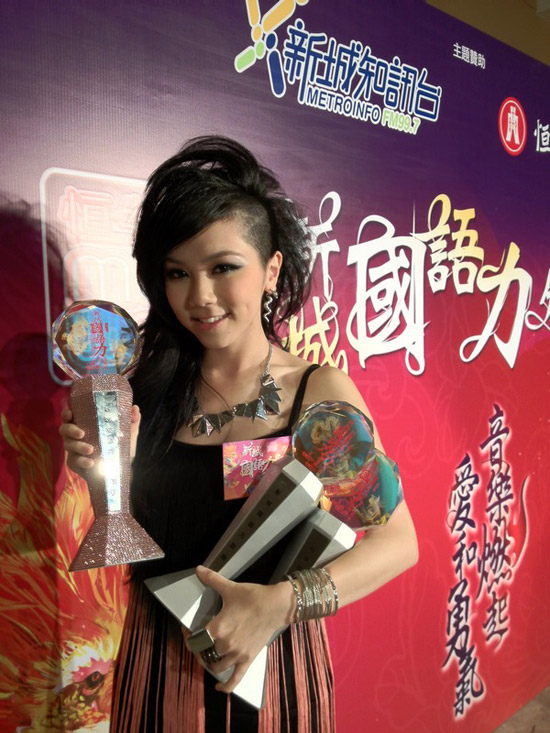邓紫棋获国语力年度歌手大奖