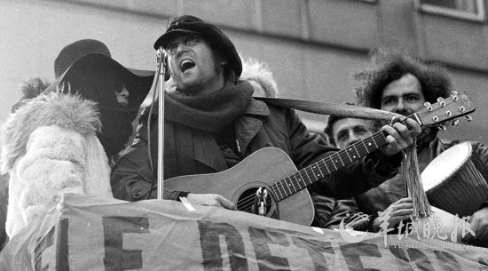 1972年2月5日，列侬和小野洋子在纽约第五大道的示威上进行演唱