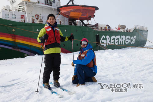 海泉学习用滑雪板在北极冰面上行走