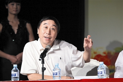 广播艺术团晚会说新段子 冯巩:为春晚准备俩作品