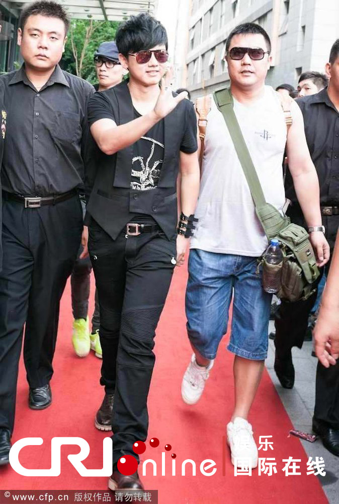 张杰获众人护驾巨星范 架势盖陈小春、曾志伟