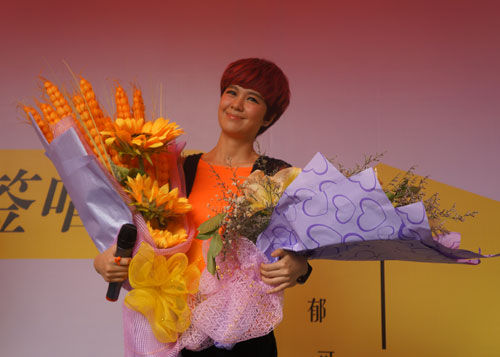 郁可唯遭歌迷催婚 赞吴莫愁《痒》有个性_音乐