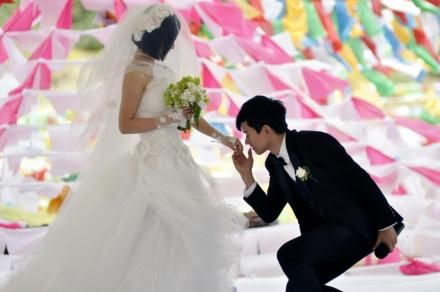 张杰谢娜结婚周年甜蜜互动 网友送祝福