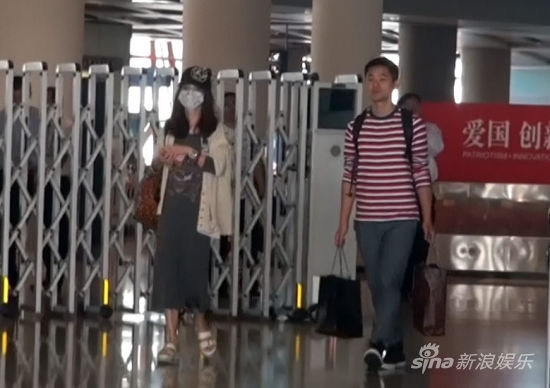 组图:姚笛混搭潮装回京 口罩遮面怀抱毛绒玩偶