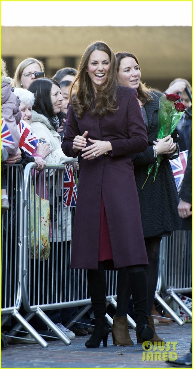 英国凯特王妃独自出席慈善活动 与民众亲密互
