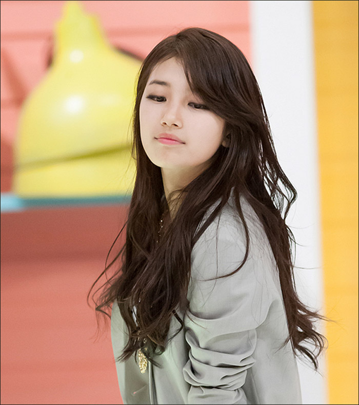 国民初恋秀智的<em>右手中指戴</em>着一枚可疑的<em>戒指</em>