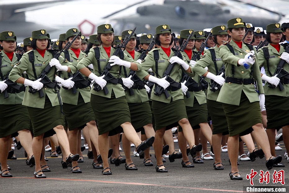 印尼举行阅兵式庆祝建军67周年
