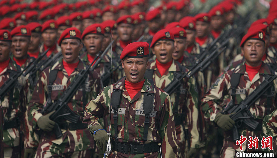 印尼举行阅兵式庆祝建军67周年