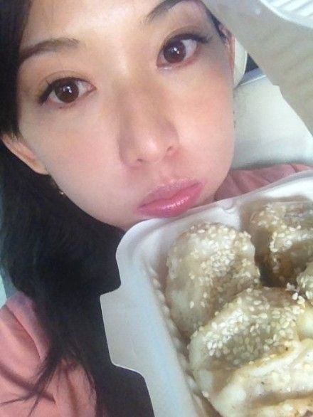 林志玲卖萌嘟嘴狂吃生煎包
