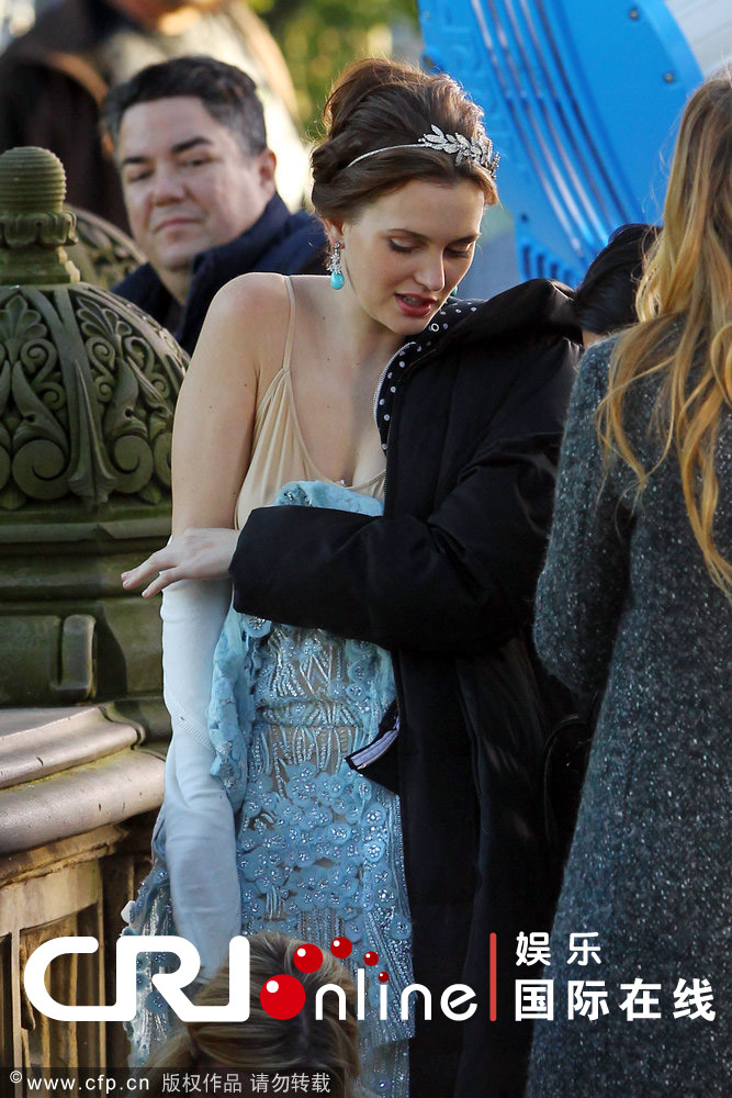 《<em>绯闻少女</em>》片场莉顿当众换衣露酥胸 遭猥琐