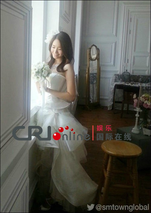 <em>少女时代成员</em>允儿、孝渊拍婚纱写真 倍显清纯